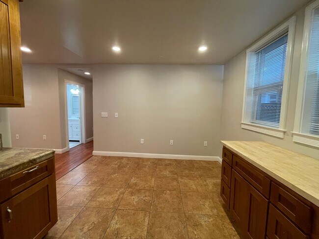 Building Photo - Spacious 2 Bedroom, 2 Bath, 2 Car Garage with Washer Dryer!