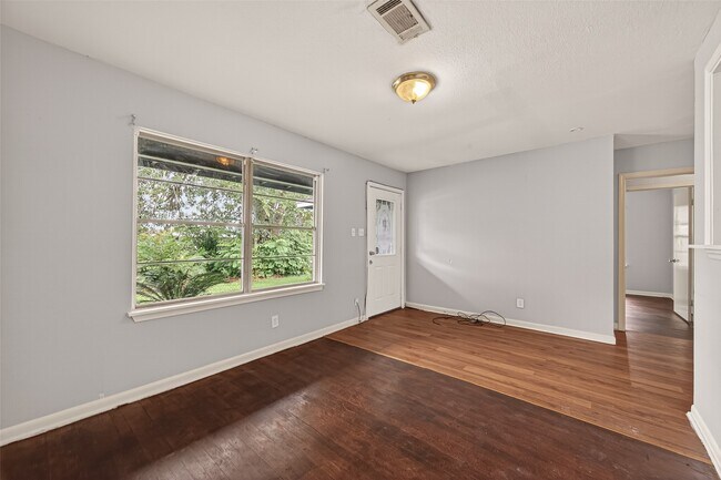 Building Photo - 10506 Buffum St