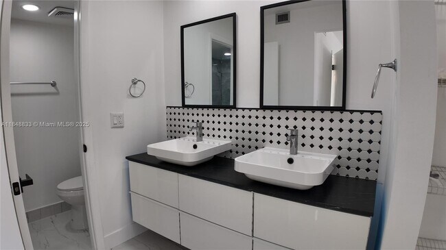 Building Photo - 2801 SW 87th Ave