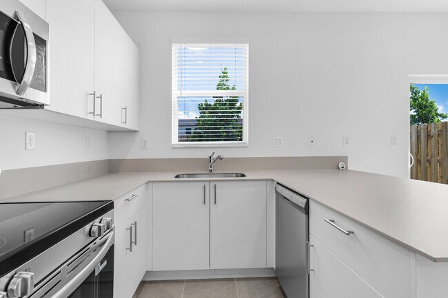 Building Photo - 2660 SE 28th St