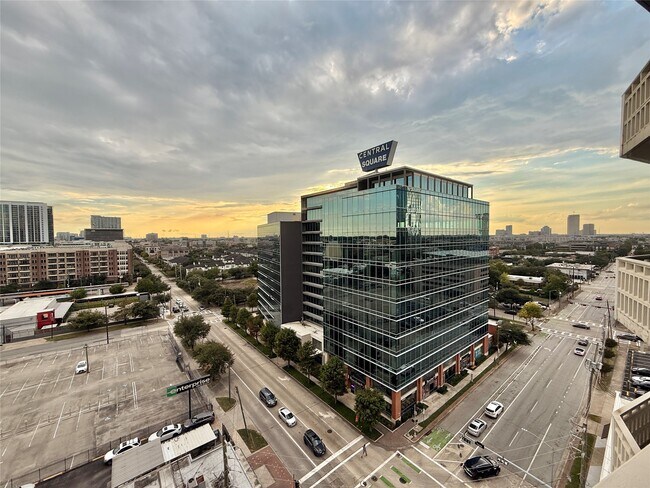 Building Photo - 2016 Main St