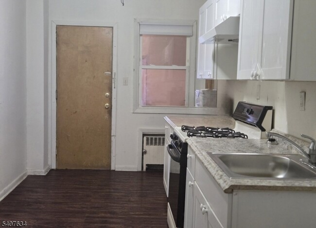 Building Photo - 528 Valley Brook Ave