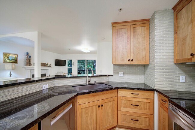 Building Photo - 3Bd/2Ba Issaquah Condo