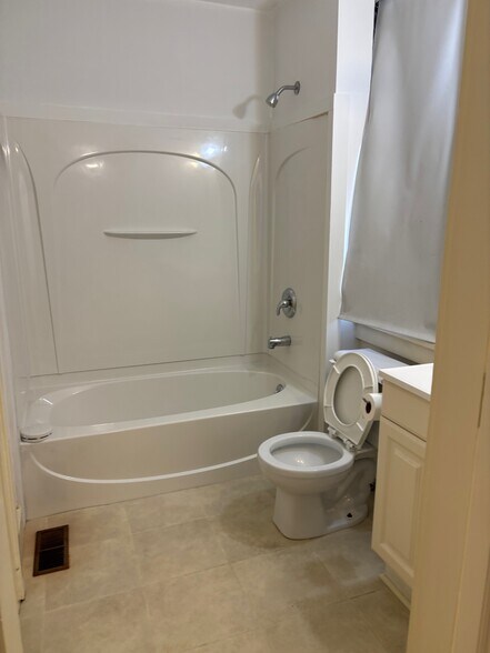 Building Photo - 338 Highland St