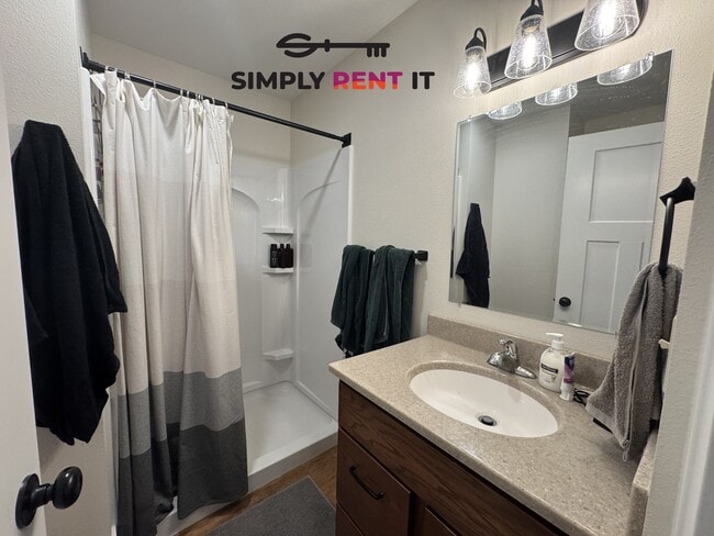 Building Photo - Renovated 2 Bedroom, 2 Bathroom on Campus!