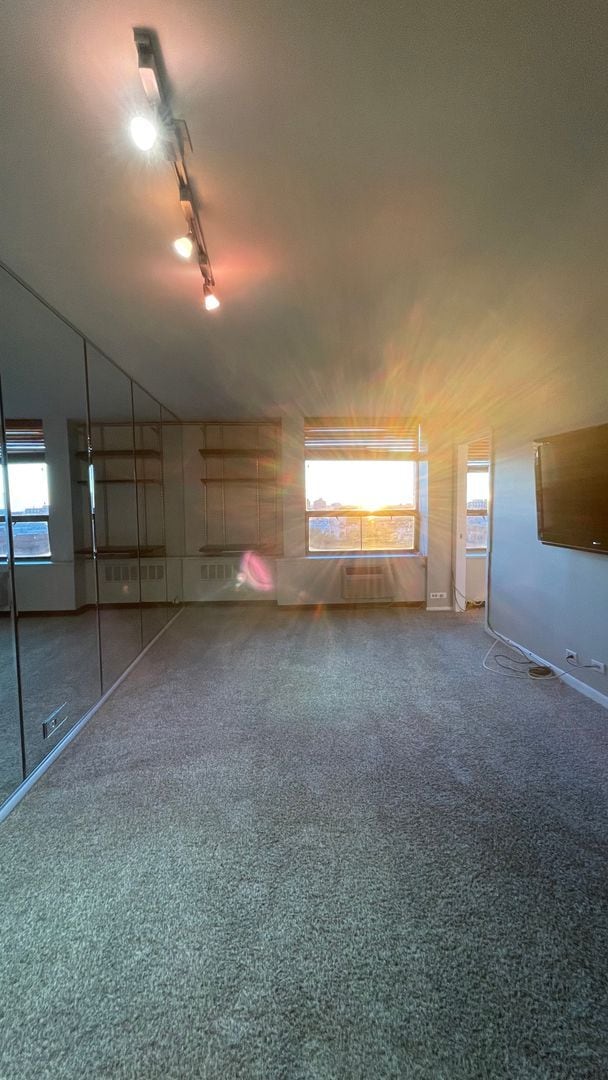 Building Photo - Nice 1 bedroom Condo in Gold Coast/Old Town