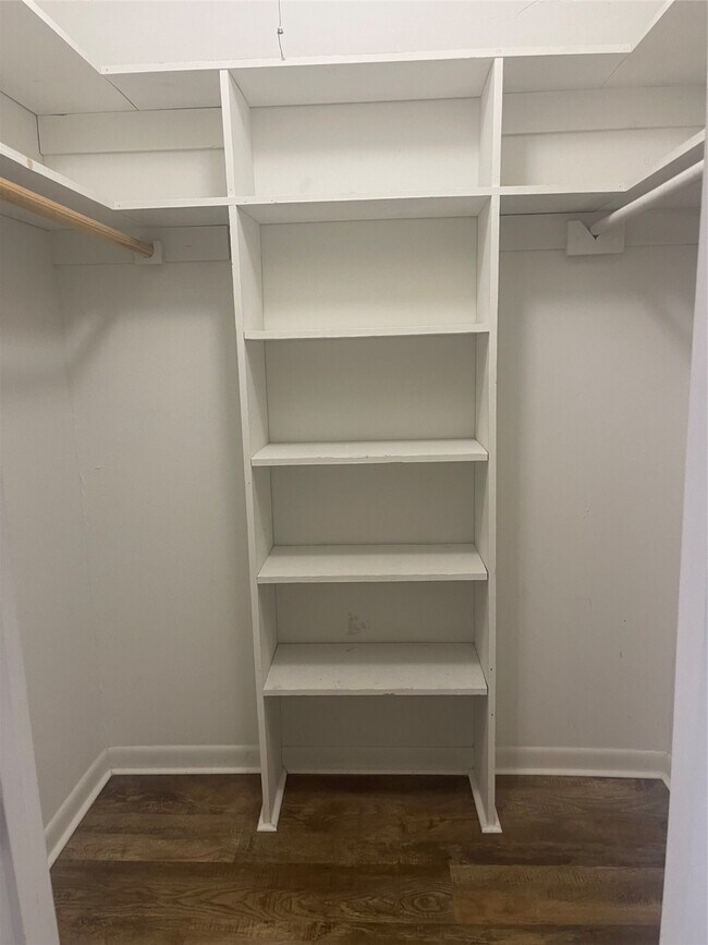 Building Photo - 2115 Yorktown Ct S