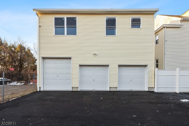 Primary Photo - 357 Clinton St