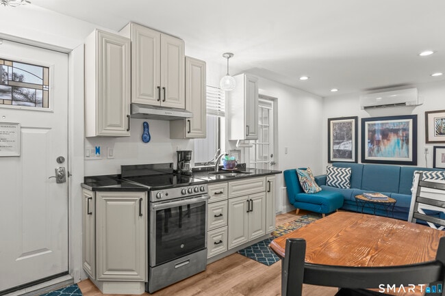 Building Photo - 801 Pequot Ave