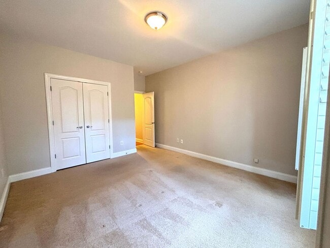 Building Photo - Available 1/15. Beautiful Remodeled 5 BR/4 BA Home in Park West!