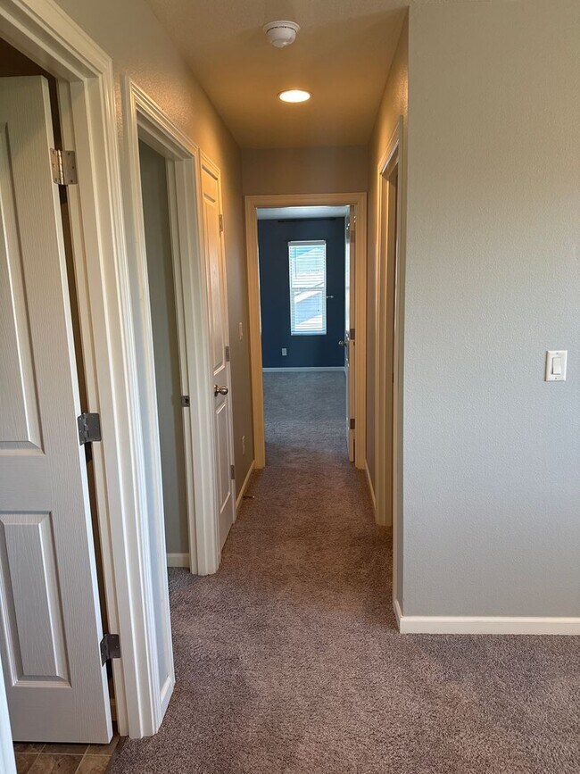 Building Photo - Beautiful 3 bedroom with bonus loft area i...