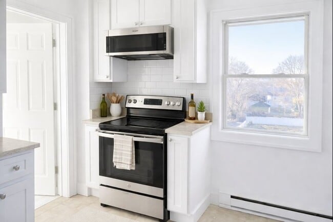 Kitchen - 10 Balmforth Ave