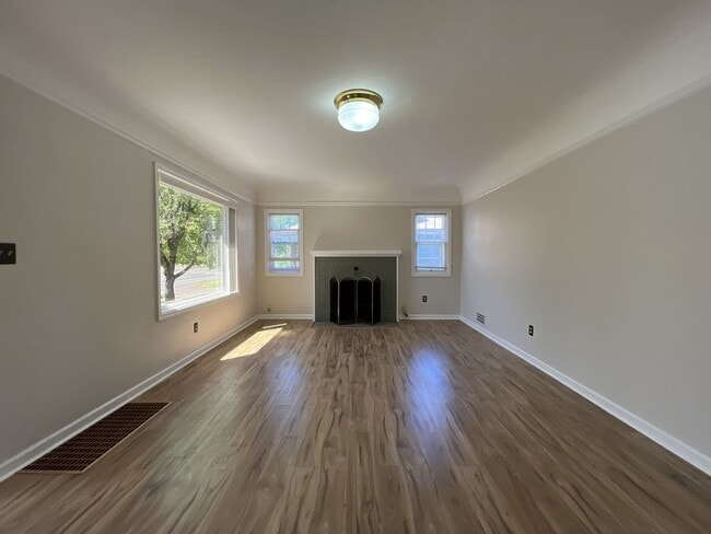 Building Photo - Bright and Welcoming Home with Modern Kitchen, Expansive Backyard & Flexible Living Space