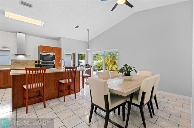 Building Photo - 611 Royal Palm Way
