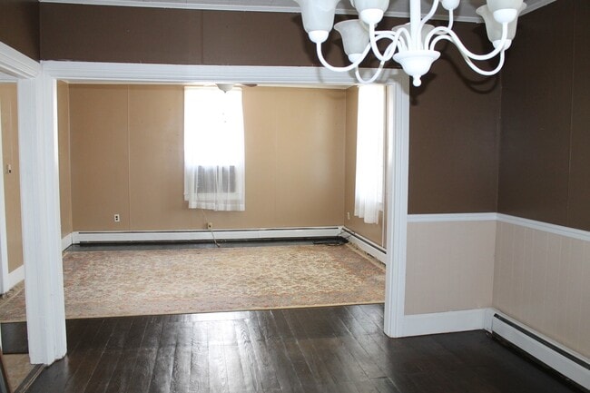 Building Photo - Spacious Single Family Home