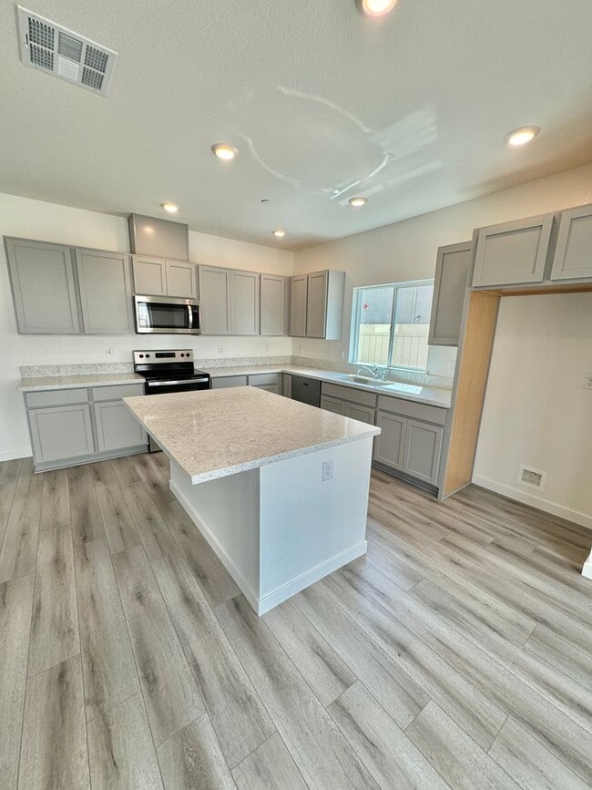 Building Photo - FOUR-FIVE/OFFICE BEDROOM THREE BATHROOM SEE VIDEO