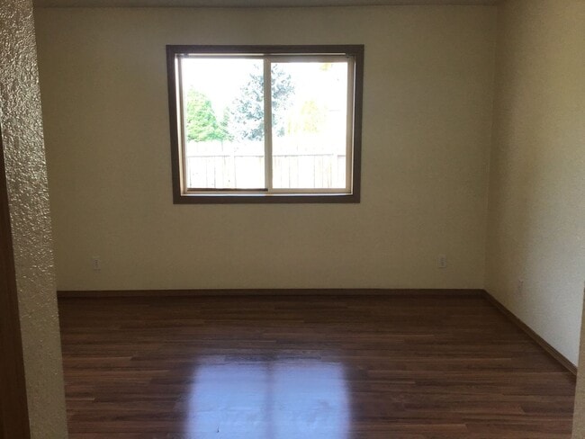 Building Photo - Silverton Duplex #13146