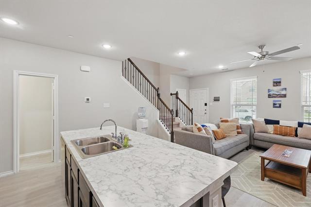 Building Photo - 2209 Davenport Dr