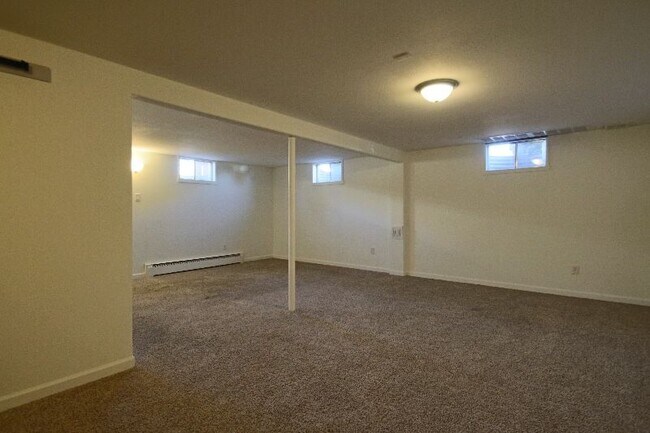 Building Photo - 2565 Willow Ln