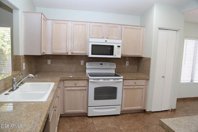 Building Photo - 2228 E Aire Libre Ave