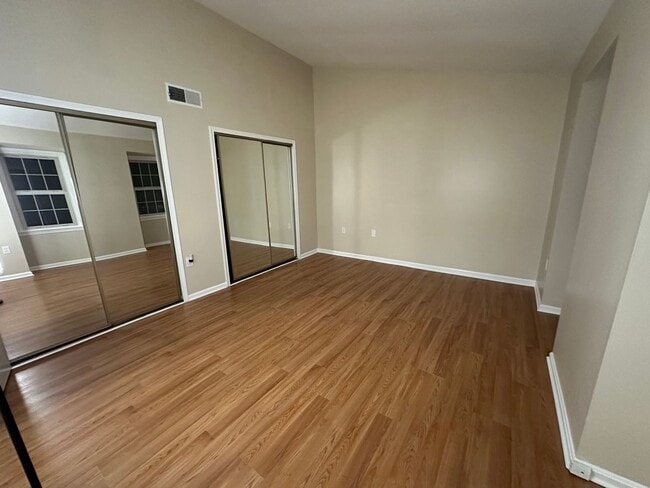 Building Photo - Beautifully remodeled 3-bed 2.5-bath Townh...