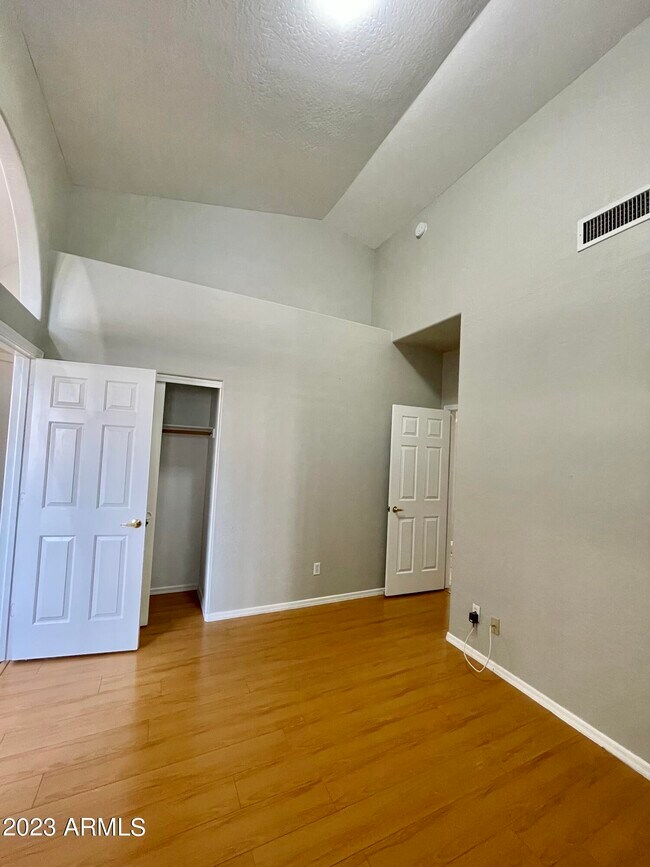 Building Photo - 4939 W Erie St