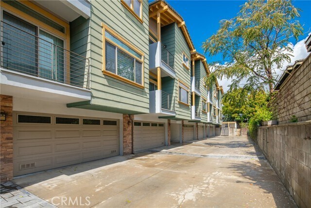 Building Photo - 825 W Duarte Rd