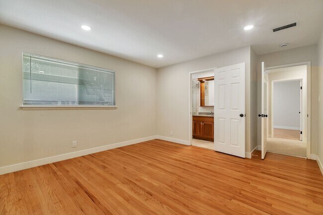 Building Photo - Move-In Ready Cambrian Gem – New Appliance...