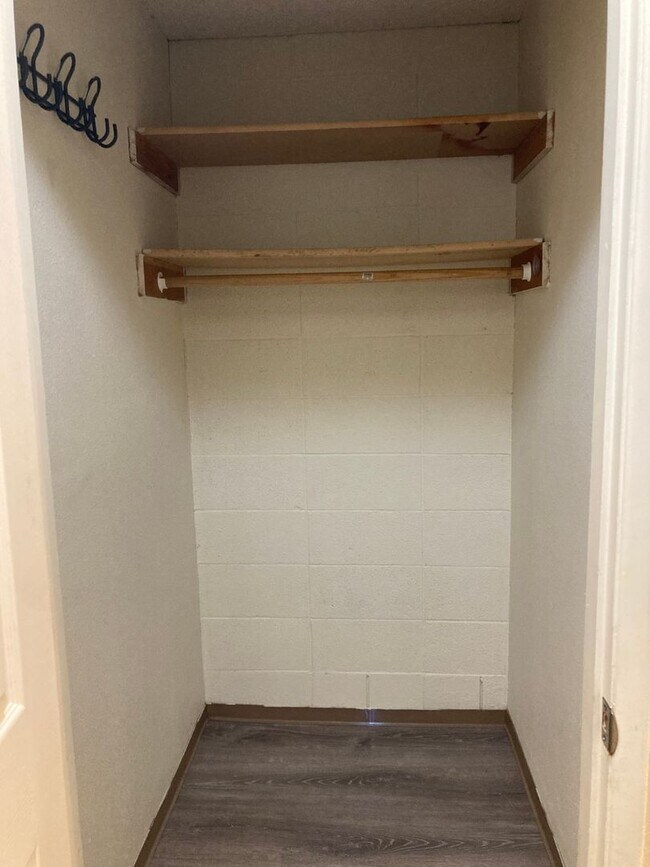 Building Photo - (CAM 3)  Very Nice Large 1 bed Apt - Close...