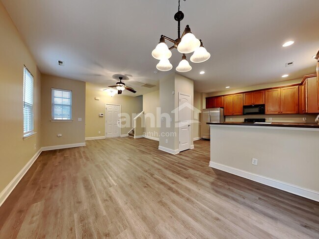 Building Photo - 8824 Shadowglen Dr