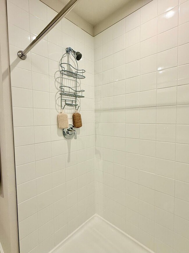 Building Photo - Fresh & modern-living in this 3Bedrooms/2.5Bath end-unit Lady Lake townhome!