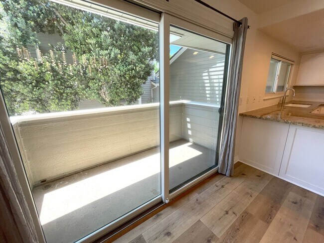 Building Photo - Updated 2 bedroom townhome in Manhattan Vi...
