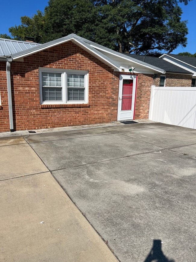 Building Photo - 1 Bedroom Apartment For Rent