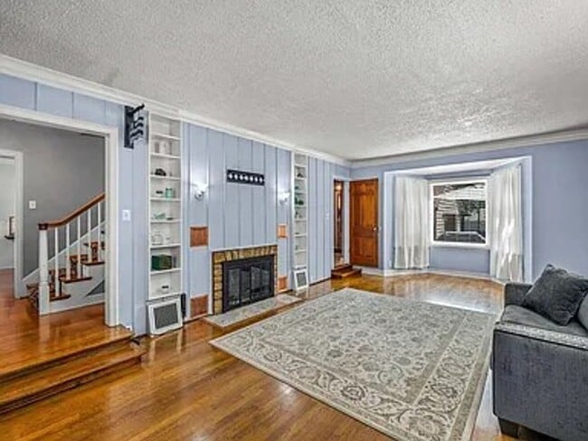 Building Photo - Incredible, executive, fully furnished, im...
