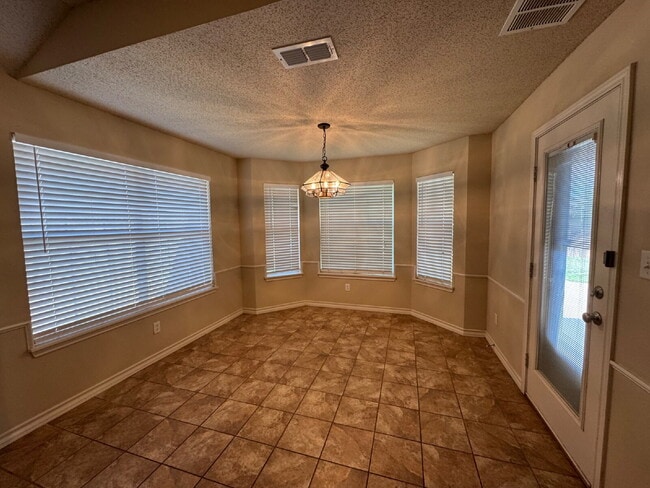 Building Photo - Lovely 3-Bedroom Home with Cozy Fireplace ...