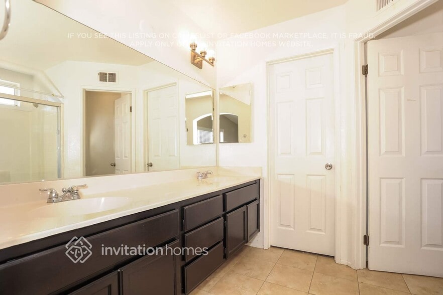 Building Photo - 3120 Crowne Dr