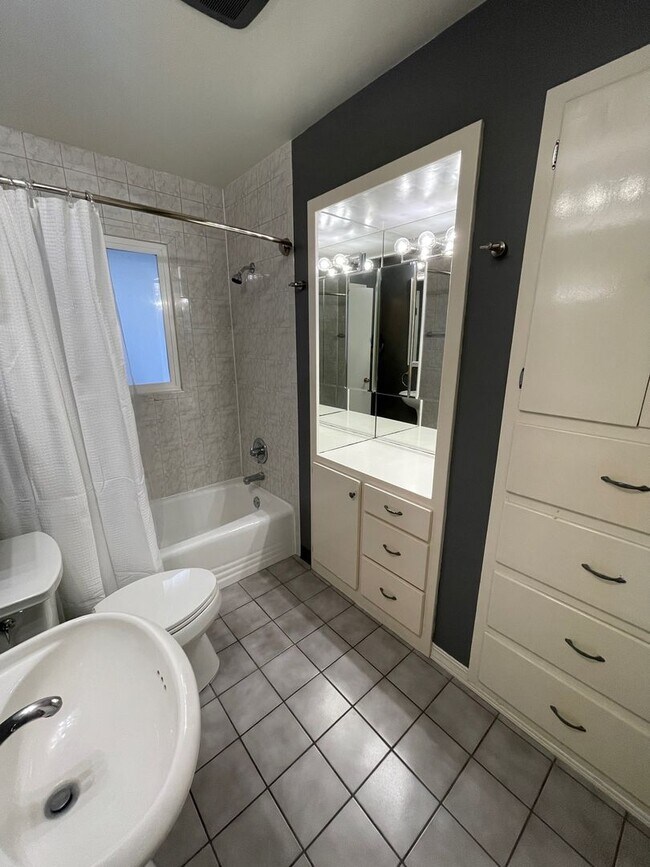 Building Photo - Johnson Duplex Apartments