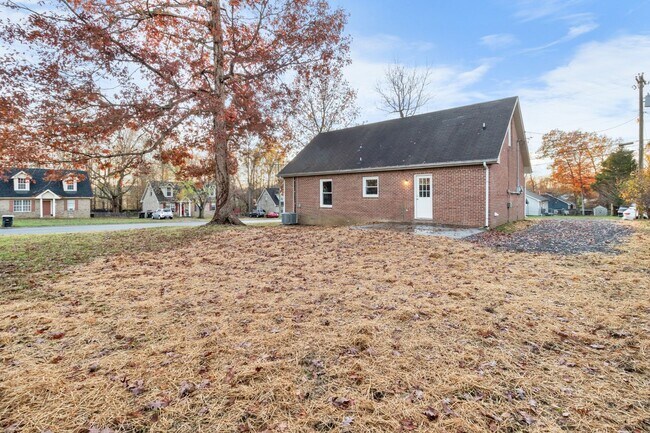 Building Photo - 4 Bedroom Pet Friendly Home For Rent On a Large Corner Lot!