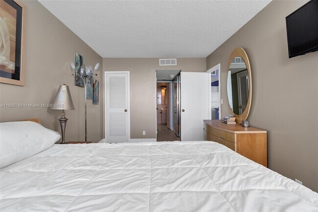 Building Photo - 2030 S Ocean Dr