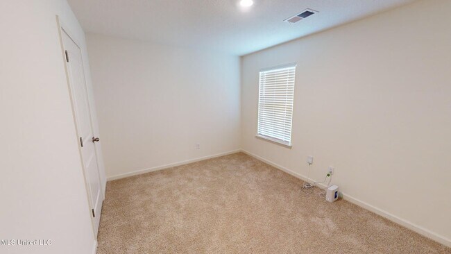 Building Photo - 2427 Hyacinth Ln