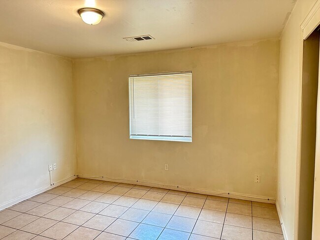Building Photo - 131 S Owens St