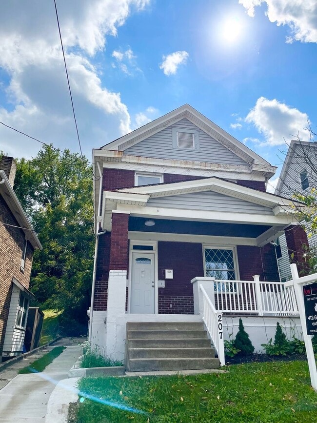 Building Photo - Entirely Remodeled 3 Bedroom, 1 Bathroom i...
