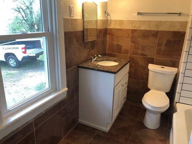 Building Photo - Renovated 2BR House.