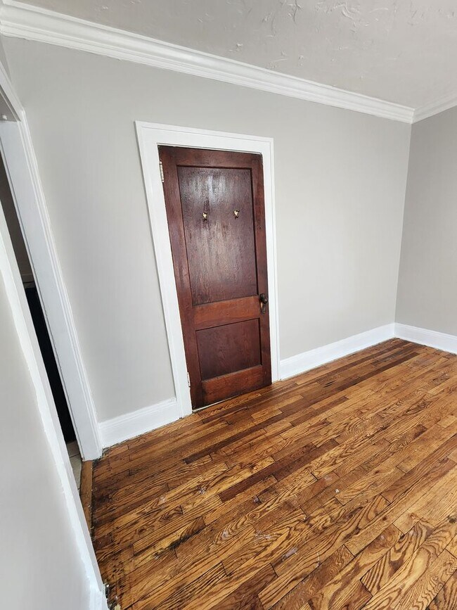 Building Photo - 120th,E.3610