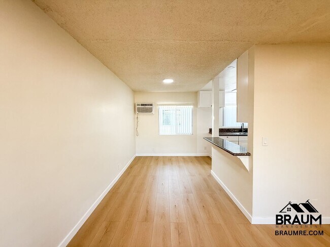 Building Photo - 13115 Oxnard St