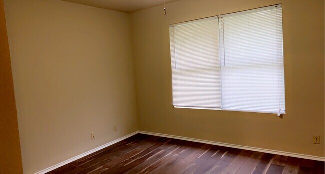 Building Photo - 3329 Country View