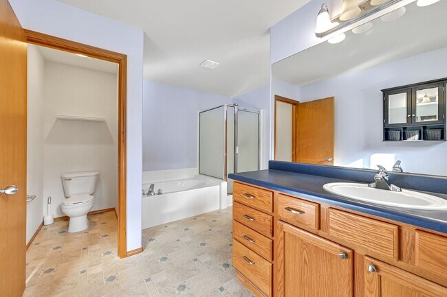 Building Photo - 4 BED & 2.5 SINGLE FAMILY HOUSE FOR RENT