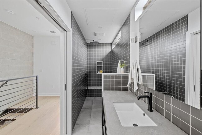 Building Photo - Stunning 2-bed/2-bath Condo Available For ...