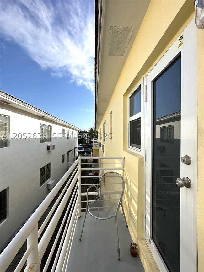 Building Photo - 955 Bay Dr E