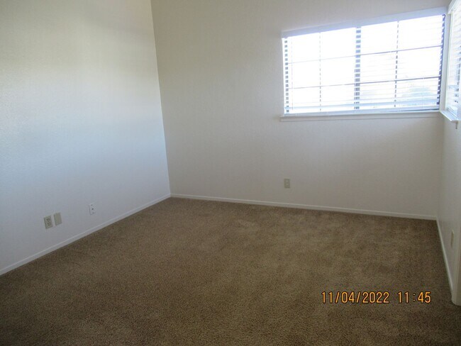 Building Photo - 1220 Iris Ct